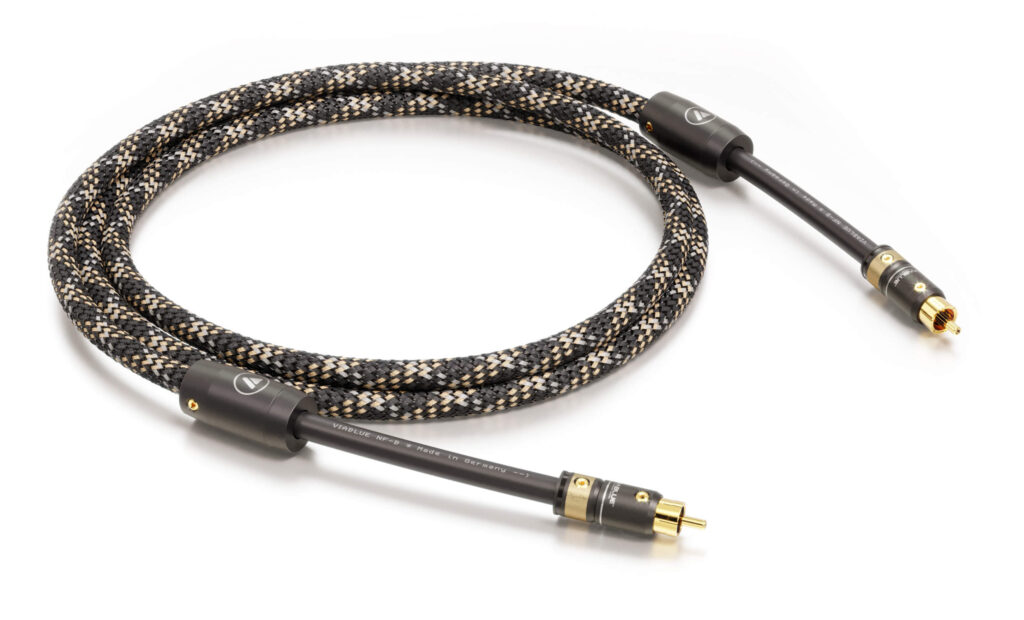 Das NF-B RCA Subwooferkabel von VIABLUE™ ist ein hochwertiges Audio-Kabel mit vergoldeten RCA-Steckern und einem dreifach geschirmten Innenleiter, um eine verlustfreie Übertragung von Audiosignalen zu gewährleisten.