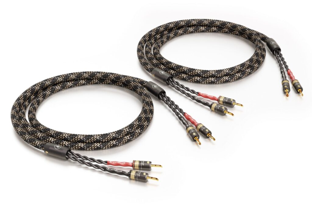 Das SC-4 Silver Single-Wire Lautsprecherkabel von VIABLUE™ zeichnet sich durch seine hochwertigen Bananenstecker aus, die eine sichere und zuverlässige Verbindung zwischen dem Lautsprecher und dem Verstärker ermöglichen.