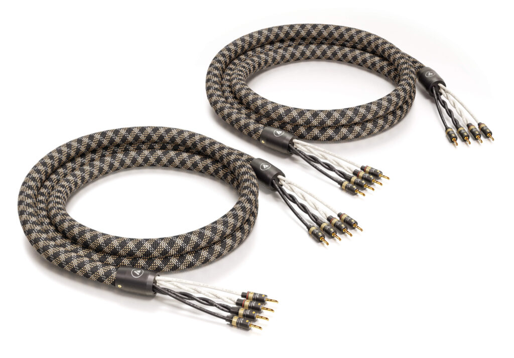 Das SC-6 Air Silver Bi-Amping Lautsprecherkabel von VIABLUE™ zeichnet sich durch seine hochwertigen Materialien und präzise Verarbeitung aus. Es verfügt über vier Adern, die jeweils aus 99,999% reinem sauerstofffreien Kupfer bestehen und von einem luftgefüllten PE-Rohr isoliert sind.