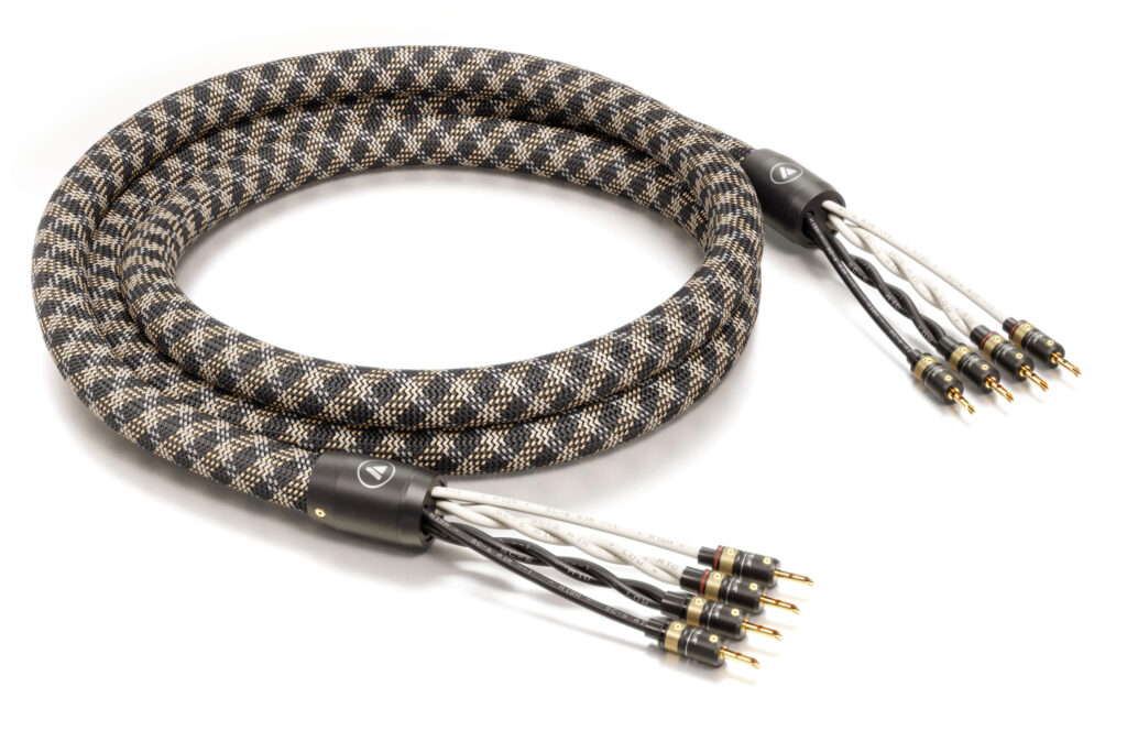 Das SC-6 Air Silver Bi-Amping Lautsprecherkabel von VIABLUE™ zeichnet sich durch seine hochwertigen Materialien und präzise Verarbeitung aus. Es verfügt über vier Adern, die jeweils aus 99,999% reinem sauerstofffreien Kupfer bestehen und von einem luftgefüllten PE-Rohr isoliert sind.