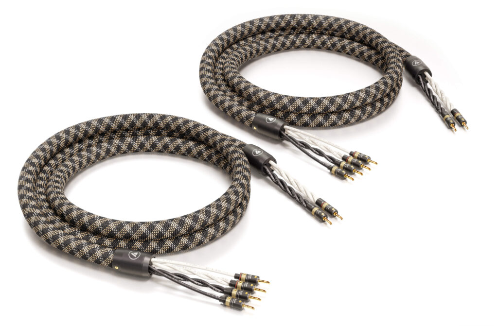 Das SC-6 Air Silver Bi-Wire Lautsprecherkabel von VIABLUE™ ist eine hochwertige Option für die Verkabelung von Lautsprechersystemen. Es verfügt über vier einzelne, verdrillte Adern mit einem Querschnitt von jeweils 6 mm², die aus sauerstofffreiem Kupfer und mit einer Silberbeschichtung versehen sind.