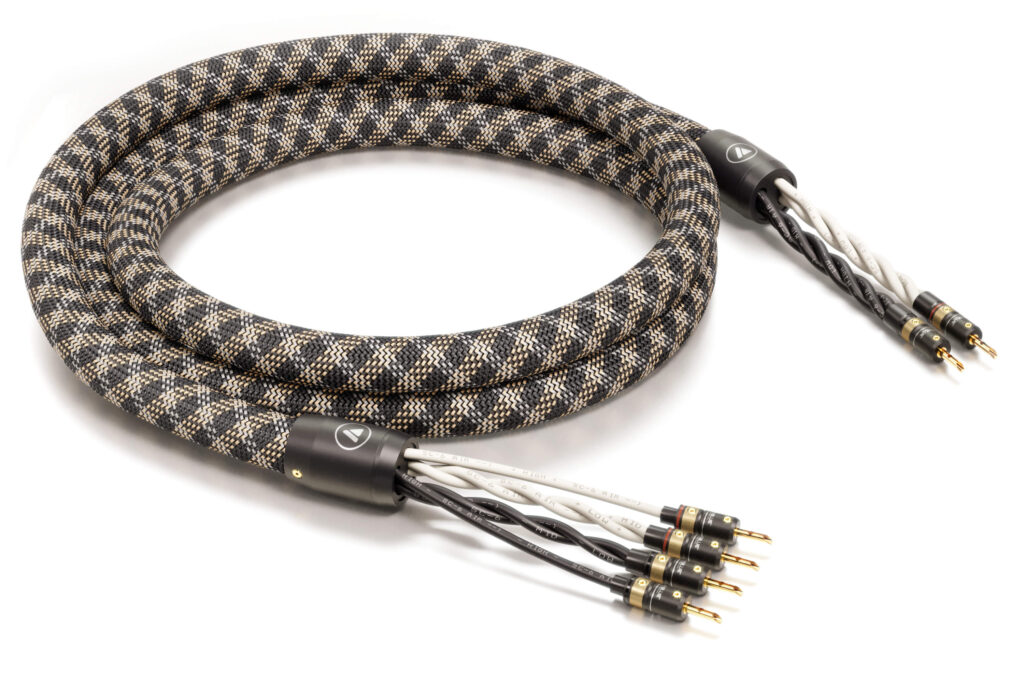 Das SC-6 Air Silver Bi-Wire Lautsprecherkabel von VIABLUE™ ist eine hochwertige Option für die Verkabelung von Lautsprechersystemen. Es verfügt über vier einzelne, verdrillte Adern mit einem Querschnitt von jeweils 6 mm², die aus sauerstofffreiem Kupfer und mit einer Silberbeschichtung versehen sind.