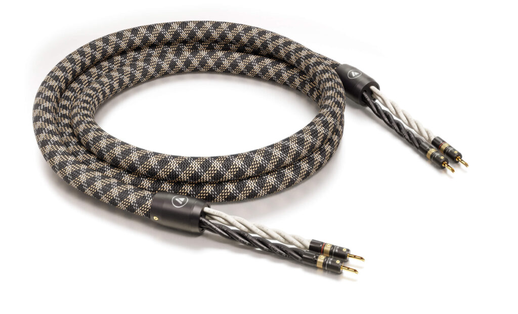Das SC-6 Air Silver Single-Wire Lautsprecherkabel von VIABLUE™, ausgestattet mit Bananensteckern, sorgt das Kabel für eine optimale Signalübertragung und einen klaren, detailreichen Klang.