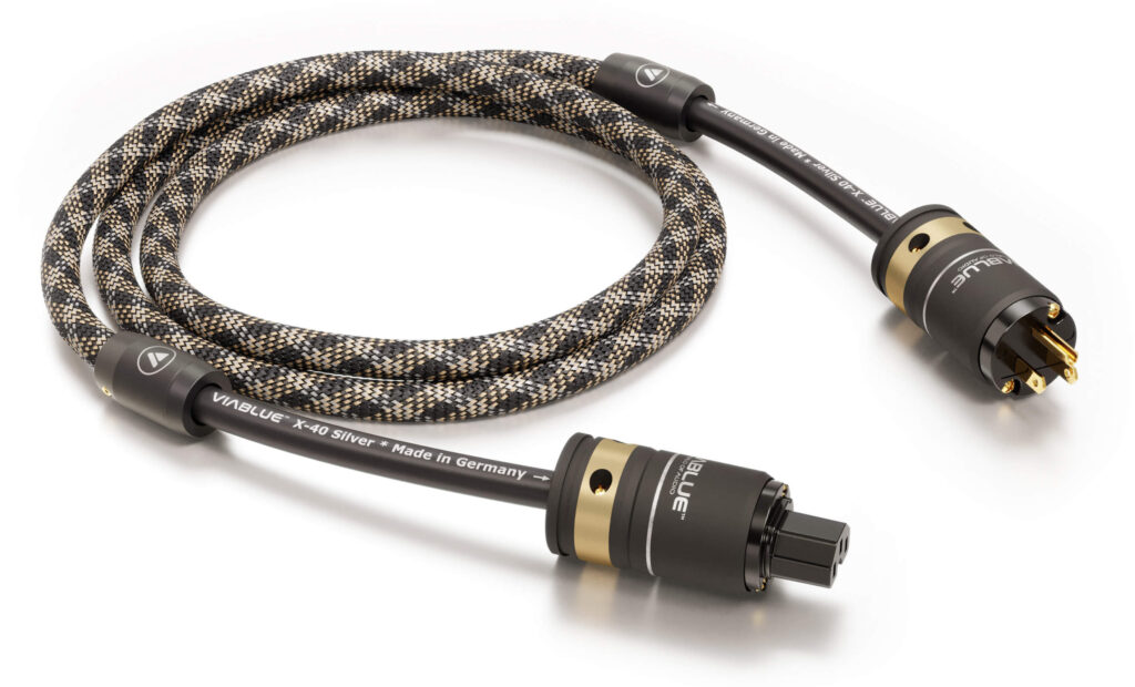 Das X-40 Netzkabel von VIABLUE™ verfügt über einen robusten US-Stecker (NEMA 5-15P) und eine IEC C13 Buchse, die eine sichere und zuverlässige Stromversorgung gewährleistet.